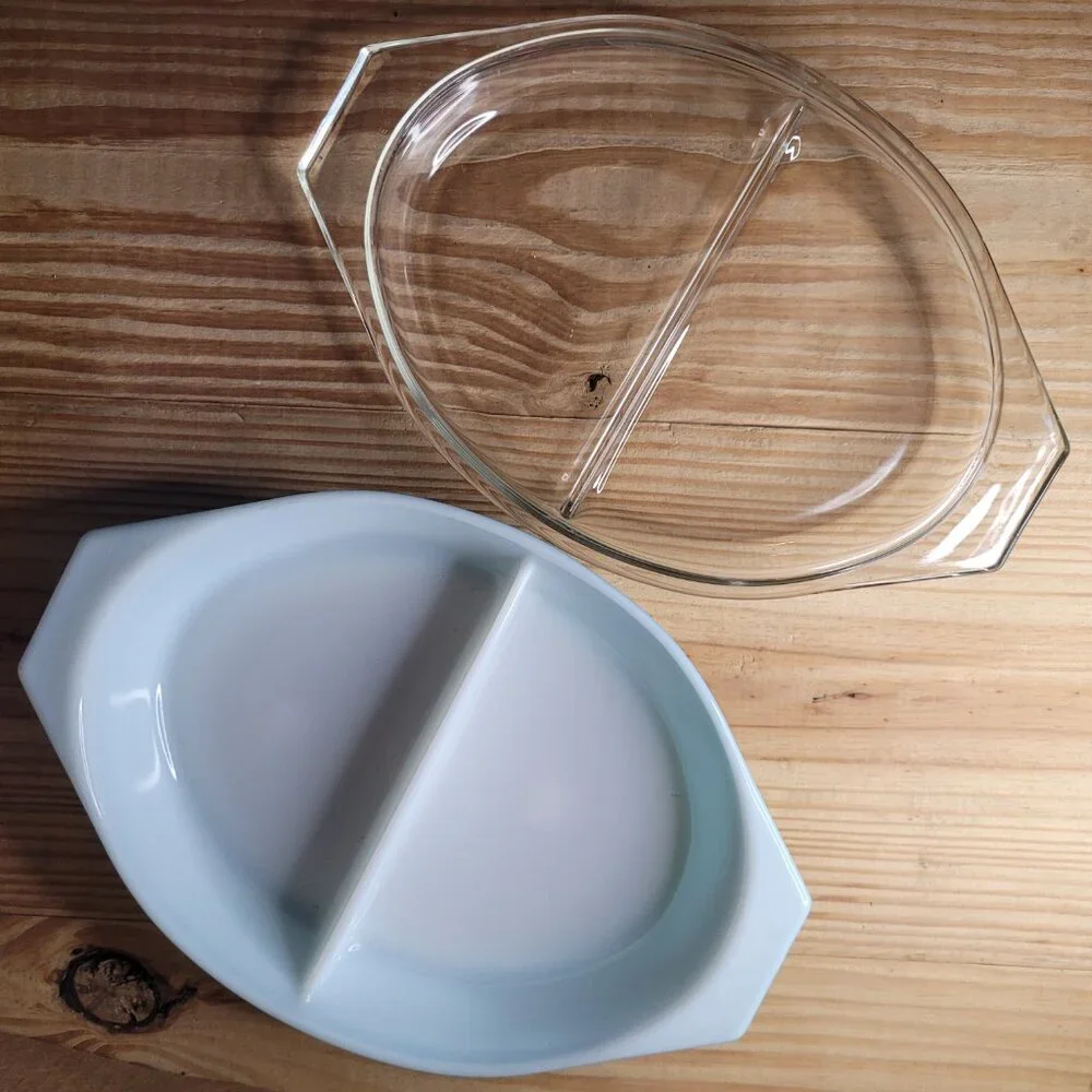 Vintage Pyrex Turquoise Snowflake Pattern 1.5 QT Divided Casserole Dish with Lid - Picture 4 of 5